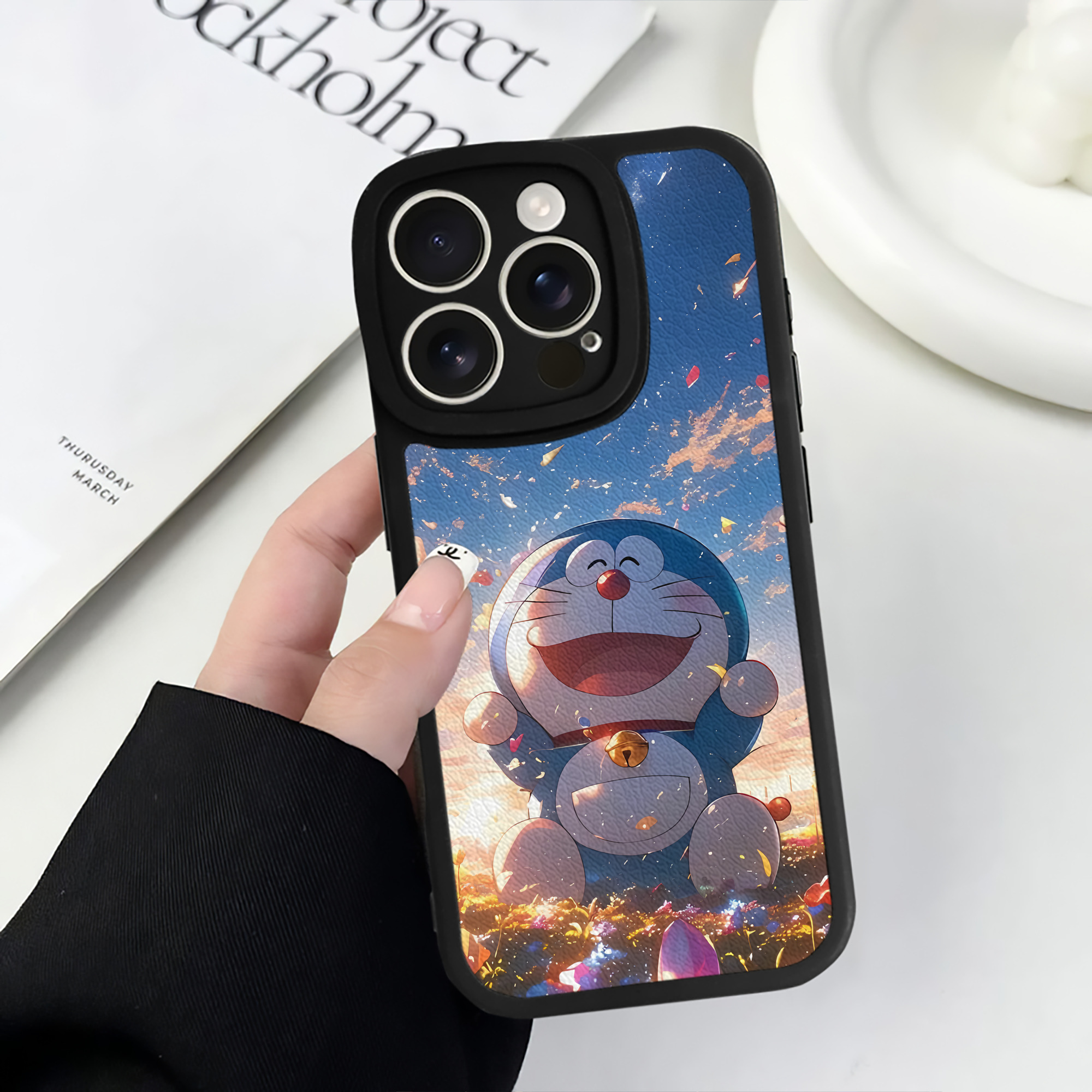 （画像用） ドラえもん Doraemon 【iPhone 16シリーズ対応】シリコンスマホケース（レザー調） 材質：シリコン